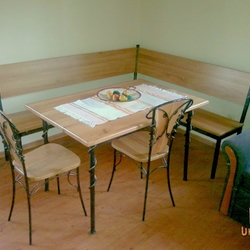 Rohov jedlensk lavika, stl a stoliky v apartmne udovho penzinu ari Park - kovan nbytok