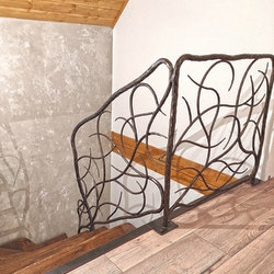 Luxusné kované zábradlie v interiéri s prírodným motívom - umelecké zábradlie na kovanom schodisku
