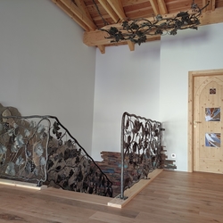 Ručne kované schodiskové zábradlie so vzorom viniča v rodinnom dome na Morave