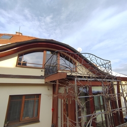 Dizajnové zábradlie na balkóne rodinného domu - vonkajšie exkluzívne zábradlie Dizajnové zábradlie na balkóne rodinného domu - vonkajšie exkluzívne zábradlie