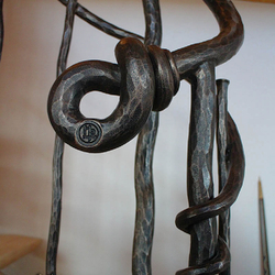 Ručne kovaný uzol na zábradlí s logom UKOVMI - detail zábradlia Ručne kovaný uzol na zábradlí s logom UKOVMI - detail zábradlia