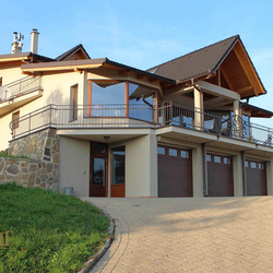 Balkónové zábradlie na rodinnom dome - exteriérové kované zábradlie Balkónové zábradlie na rodinnom dome - exteriérové kované zábradlie