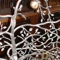 Luxusné zábradlie  strom - umelecké dielo s názvom Pokušenie - vyrobené v UKOVMI pre HAPPY END Jasná