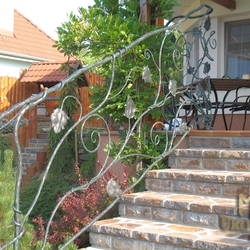 Kovan zbradlie na schody s rastlinnm motvom slnenice - exterirov zbradlie pri rodinnom dome