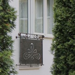 Moderné zábradlie s plechom - francúzske okno - kované exteriérové zábradlie Moderné zábradlie s plechom - francúzske okno - kované exteriérové zábradlie