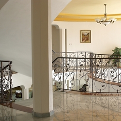 Luxusn vila s interirovm schodiskovm zbradlm vyrobenm v UKOVMI