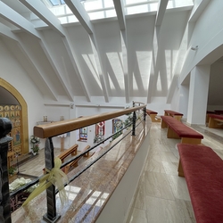 Kované zábradlie s dreveným madlom na galérii kostola - Gréckokatolícky farský chrám Božieho milosrdenstva v Ladomirovej Kované zábradlie s dreveným madlom na galérii kostola - Gréckokatolícky farský chrám Božieho milosrdenstva v Ladomirovej