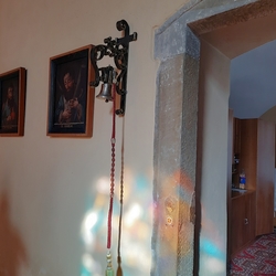 Kovaný držiak na zvon pri dverách v kostole - Tvarožná Kovaný držiak na zvon pri dverách v kostole - Tvarožná